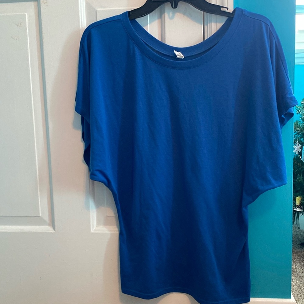 Bella small t-shirt. Tighter at the bottom, looser at the top, flowy sleeves.